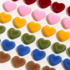 Gekleurde mini-gevlokte hartvormige bedeltjes voor het maken van DIY-sieraden online
