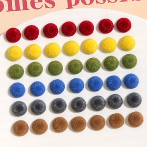 Dettaglio di perline tonde floccate da 8mm per nail art e creazione di gioielli fai da te