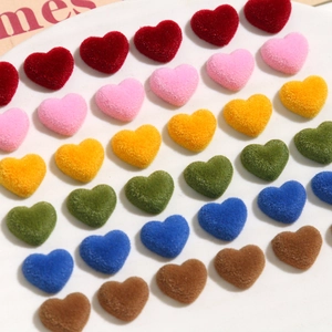 Macro-opname van gekleurde gevlochten hartjes in diverse tinten voor DIY-handwerkaccessoires