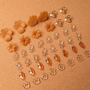 Vue macro de divers pendentifs en acrylique orange mat et ambre pour bijoux DIY