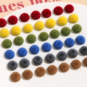Dettaglio di palline di peluche floccate colorate da 8 mm per gioielli e nail art