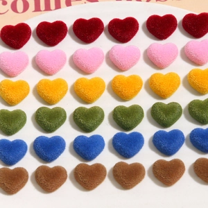 Detail van 36 mini hartvormige geflokte bedeltjes in zes kleuren voor DIY-sieradenprojecten