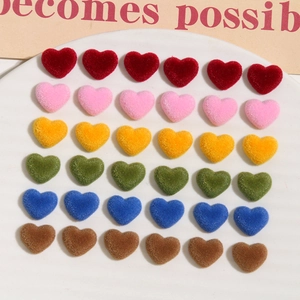 Macro-opname van kleurrijke mini hartjes van fluweel voor DIY sieraden en hobby's