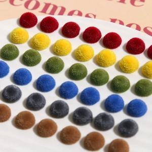 Primo piano di mini perle rotonde floccate da 8mm per gioielli fai da te e nail art