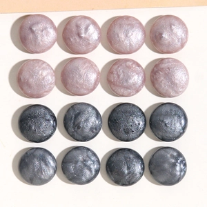 Nahaufnahme von runden Harz-Cabochons mit Perlglanz-Finish für DIY-Schmuckherstellung
