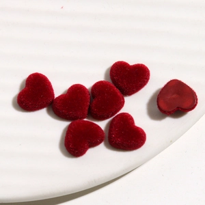 Detailweergave van rode mini hart bedeltjes met platte achterkant voor DIY
