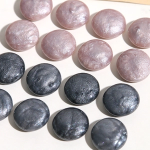 Detail-Makroansicht von runden Harz-Cabochons mit metallischem Schimmer für DIY-Schmuck