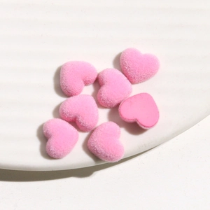 Detailopname van kleine roze geflockte hartjes voor DIY-sieraden en haaraccessoires
