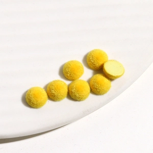 Dettaglio di perle a emisfero floccate gialle da 8mm per nail art e creazione di gioielli