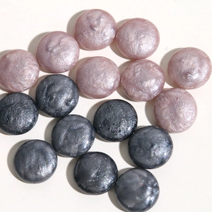 Makrodetail der runden Glitzer-Harz-Cabochons mit perlmuttheller violett-grauer Optik
