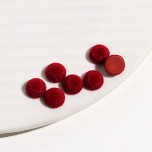 Dettaglio perline semitonde floccate rosse da 8mm con base piatta per gioielli fai-da-te