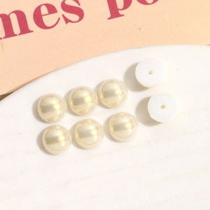 Nahaufnahme von 8mm cremefarbenen Halbperlen mit flacher Rückseite und Loch für DIY-Schmuck
