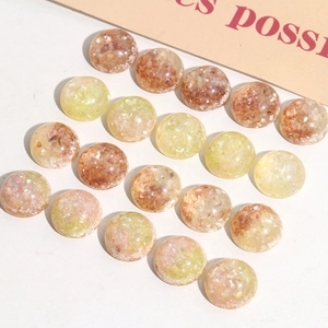 Détail macro de cabochons en résine 16mm avec paillettes pour création de bijoux DIY
