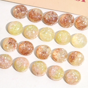 Détail de perles en résine de 16mm avec feuilles d'or et paillettes pour bijoux DIY