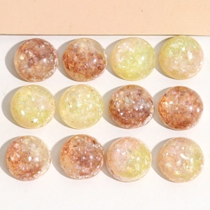 Vue macro de perles en résine rondes 16mm avec paillettes pour création de bijoux