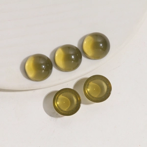 Primo piano di cinque cabochon rotondi in resina color ambra da 16mm per gioielli fai da te