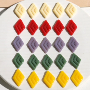 Rhombic resin accessories in 5 colors with 3D V-pattern for DIY jewelry making