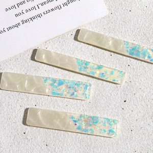 Ensemble de quatre barrettes minimalistes françaises blanc perle et bleu irisé