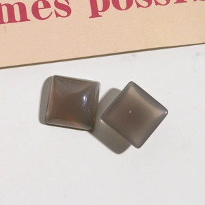 Dettaglio di ciondoli quadrati in resina grigio scuro per gioielli fai-da-te e cover