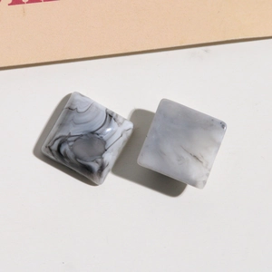 Macro di pezzi quadrati in resina con motivo marmoreo bianco e nero per orecchini fai-da-te