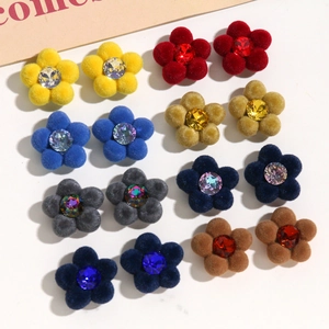 Draufsicht auf bunte beflockte Blumenanhänger mit Strasssteinen für DIY-Schmuckzubehör