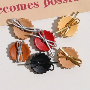 Botones de madera coloridos con forma de engranaje y lazos metálicos para manualidades