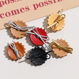 Detalle de botones de madera retro con lazo para pendientes y accesorios de bricolaje