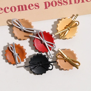 Detalle de botones de madera vintage en forma de engranaje con lazos en seis colores