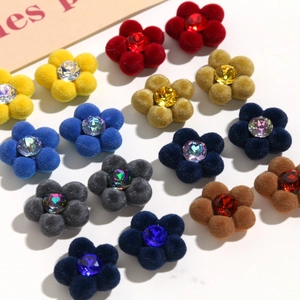 Makroansicht bunter beflockter Blumenanhänger mit Strass für DIY Schmuckzubehör Accessoires
