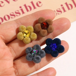 Makroaufnahme von beflockten Blumen-Anhängern mit Strasssteinen für DIY-Schmuck