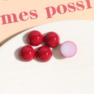 Nahaufnahme der 12mm roten Acryl-Cabochons mit flacher Basis für DIY-Schmuckherstellung