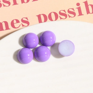 Detailansicht lila Acryl-Halbrundperlen 12mm für DIY-Ohrringe und Bastelarbeiten