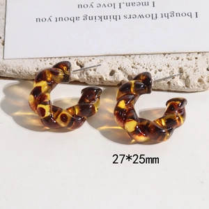 Macro view of leopard print resin C-shape earrings with size dimensions 27x25mm