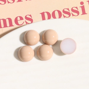 Makroaufnahme von 12mm runden Acrylperlen in Creme für DIY-Schmuckherstellung