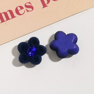 Detail von dunkelblauen beflockten Blumenanhängern mit blauen Edelsteinen für DIY Schmuck