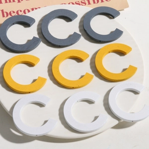 Ciondoli in legno a forma di C in grigio, giallo e bianco per la creazione di gioielli DIY