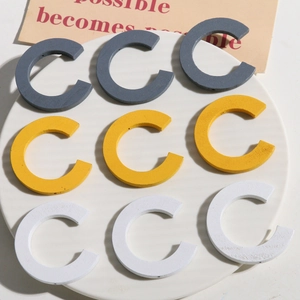 Accessori in legno a forma di C in grigio, giallo e bianco per orecchini fai-da-te e DIY