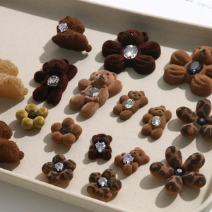 Λήψη macro από καφέ βελούδινα αρκουδάκια και λουλούδια με ζιργκόν για κατασκευές DIY