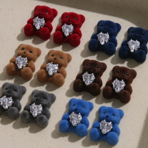 Makroaufnahme von beflockten Bären-Charms mit funkelndem Zirkonia-Herz für DIY