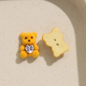 Gelber beflockter Bär mit Herzzirkon für DIY-Schmuck und Bastelarbeiten im Detail