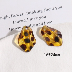 Detail of leopard print leaf pendants for jewelry making, dimensions 16x24mm