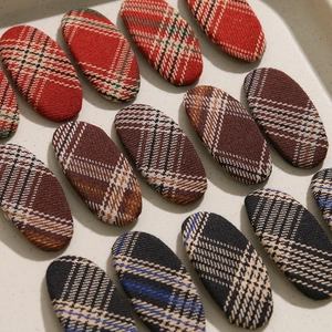 Barrettes ovales en tissu à carreaux variés dans des couleurs de style britannique chic