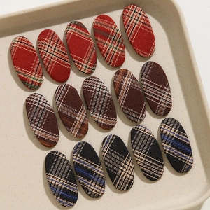 Détails des barrettes à cheveux ovales en tissu à carreaux aux motifs classiques