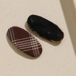 Vue détaillée d'accessoires de pince à cheveux en tissu écossais ovale marron et blanc