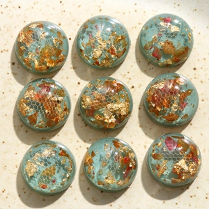 Gros plan de cabochons en résine verte avec feuille d'or et texture nid d'abeille