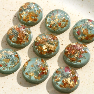 Pendentifs demi-sphère en résine verte avec feuilles d'or et texture nid d'abeille