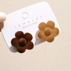 Detail of velvet-flocked flower earrings in coffee and latte colors with 925 silver posts