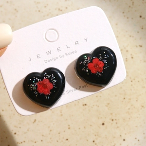 Boucles d'oreilles cœur en résine noire avec fleurs rouges et paillettes argentées