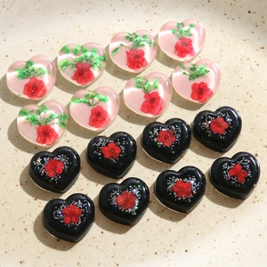Vue détaillée de cabochons en résine en forme de cœur avec fleurs séchées et paillettes