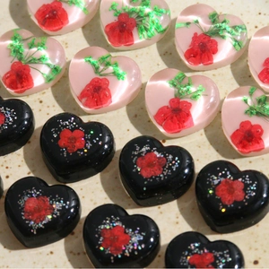 Détails de breloques en résine en forme de cœur avec fleurs séchées et paillettes fines